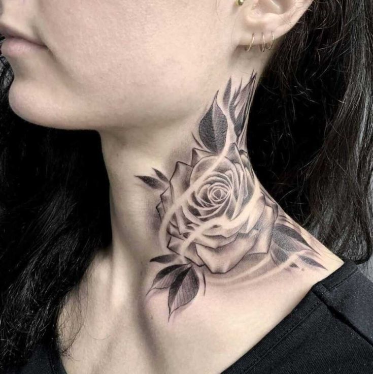 tatuagem rosa vermelha pescoço