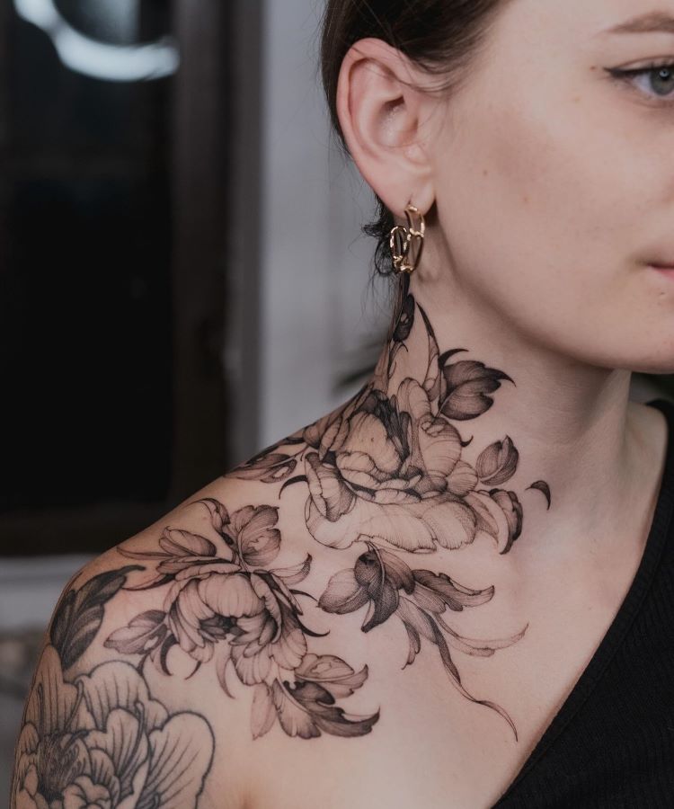 tatuagem rosa fineline pescoço