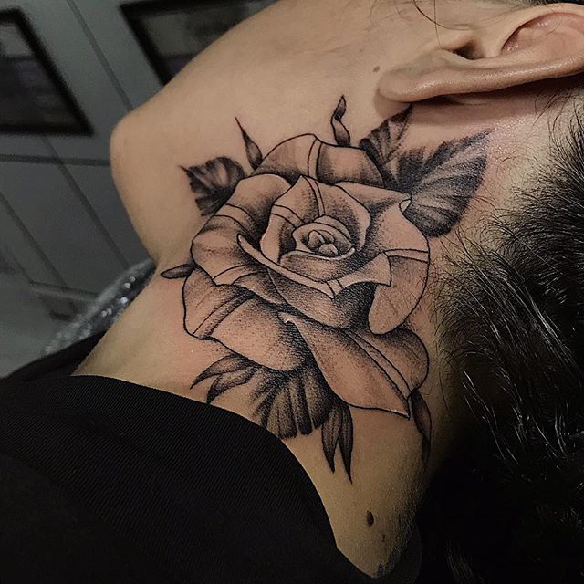 dor tatuagem pescoço