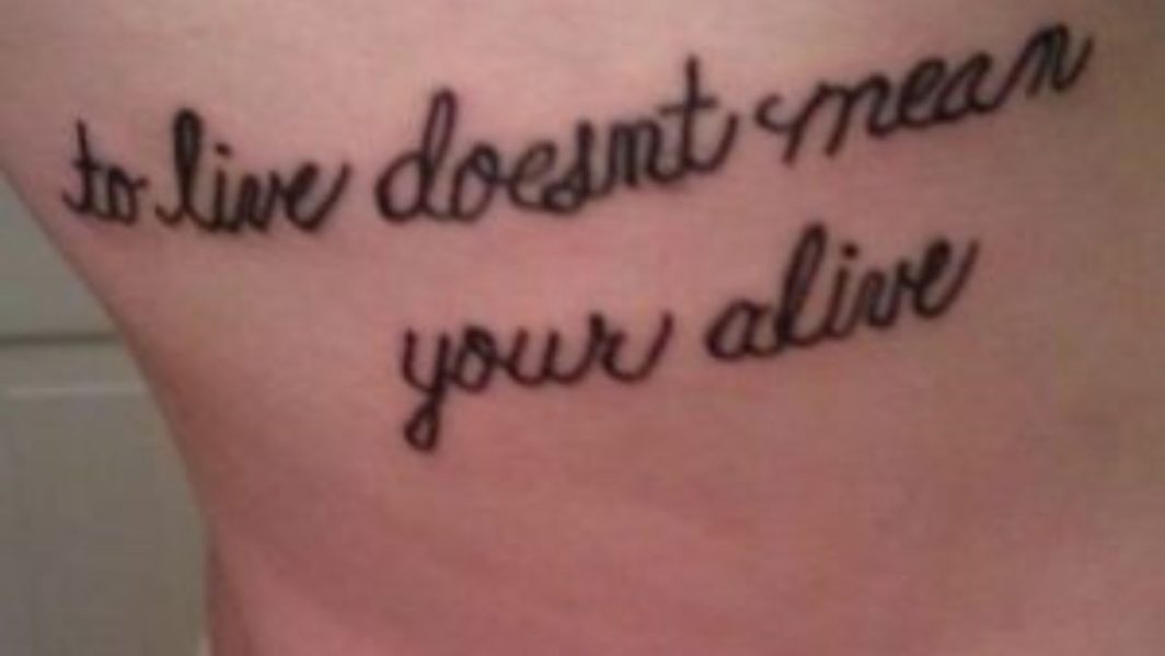 tatuagem com frases motivacionais em inglês