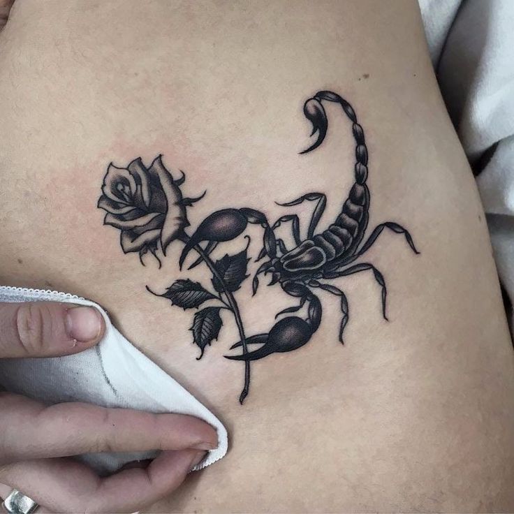 tatuagem escorpião minimalista