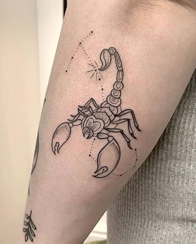 tatuagem escorpião preto e branco