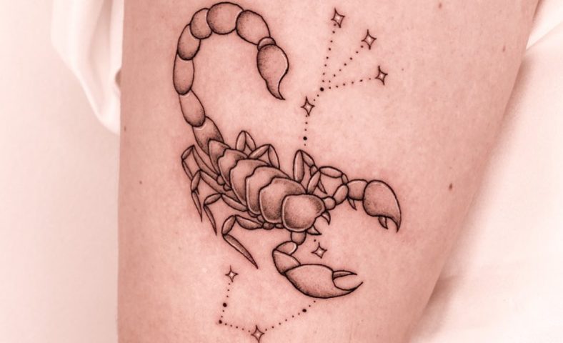 tatuagem escorpião com flores