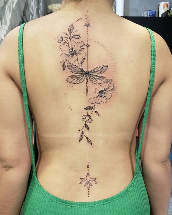 tatuagem feminina nas costas frases