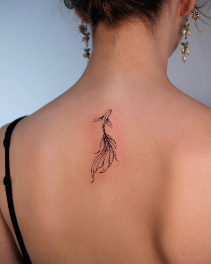 tatuagem feminina nas costas coluna