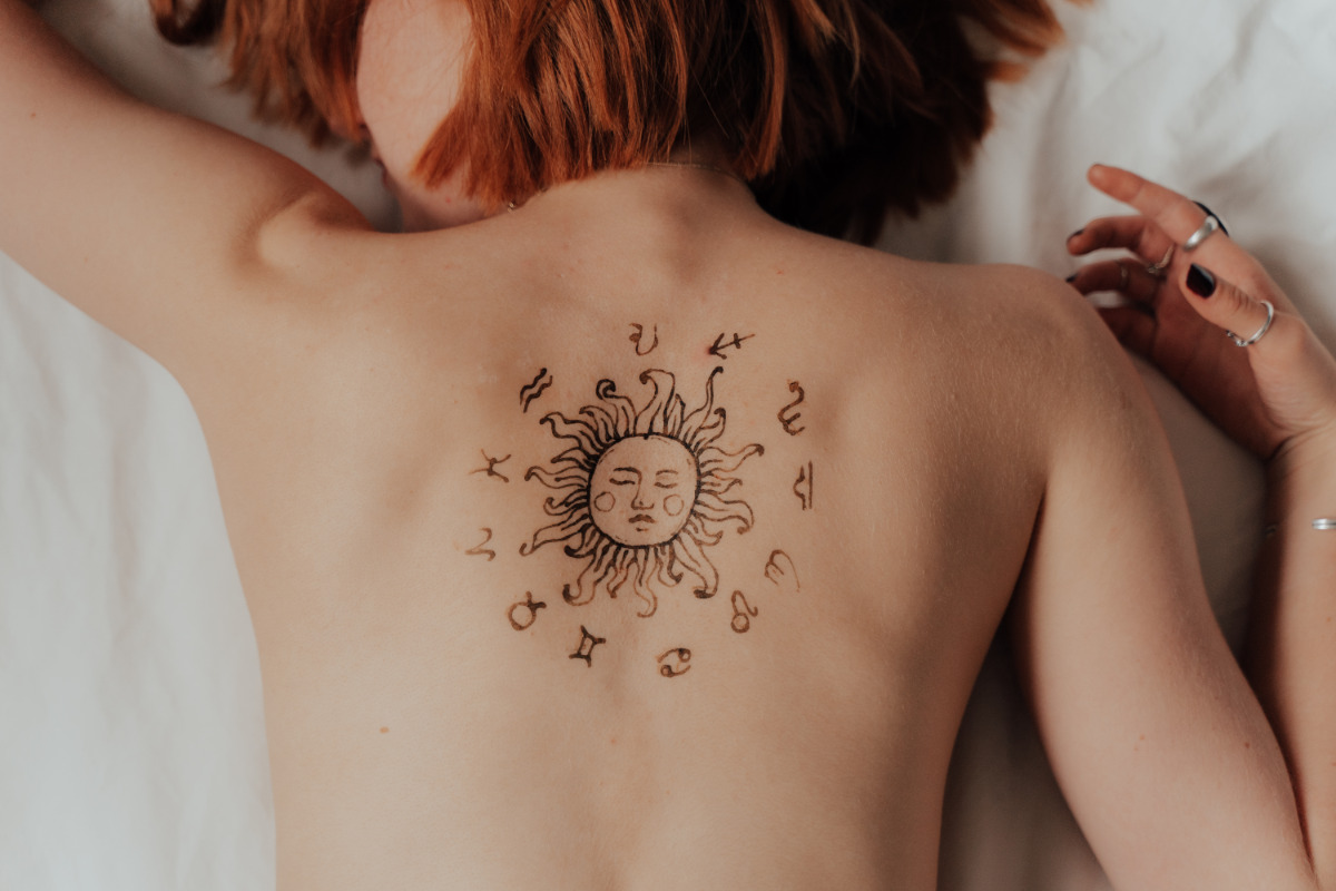 tatuagem feminina nas costas fechamento
