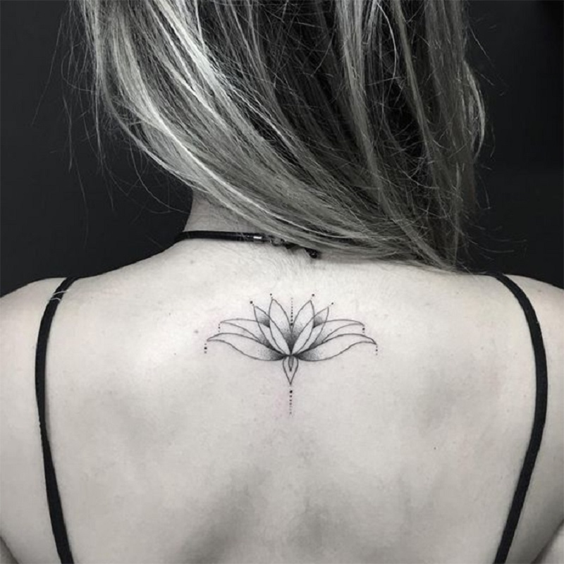 tatuagem feminina nas costas com flores