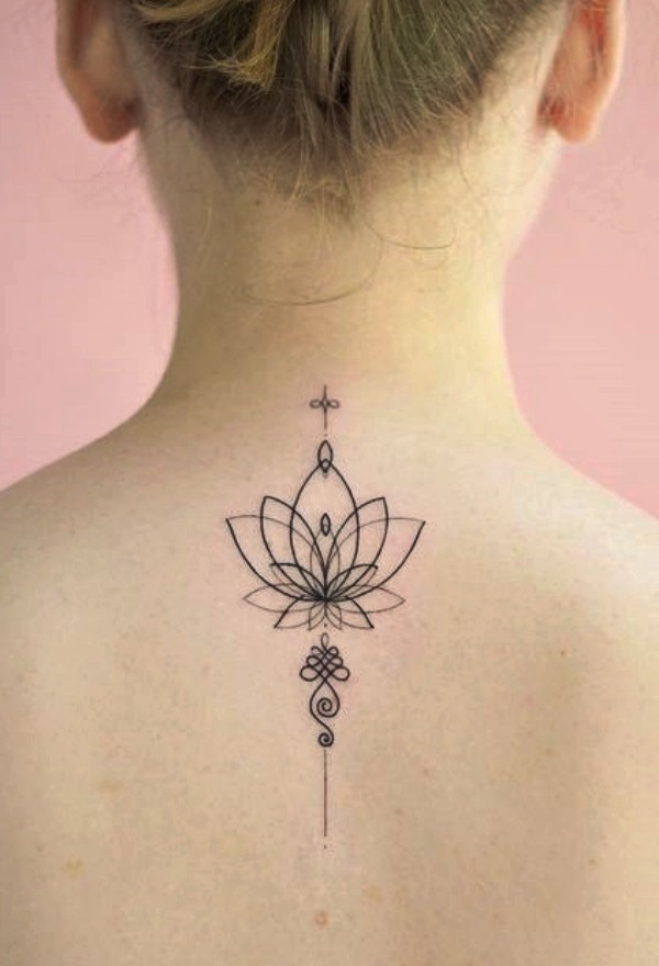 tatuagem feminina nas costas minimalista
