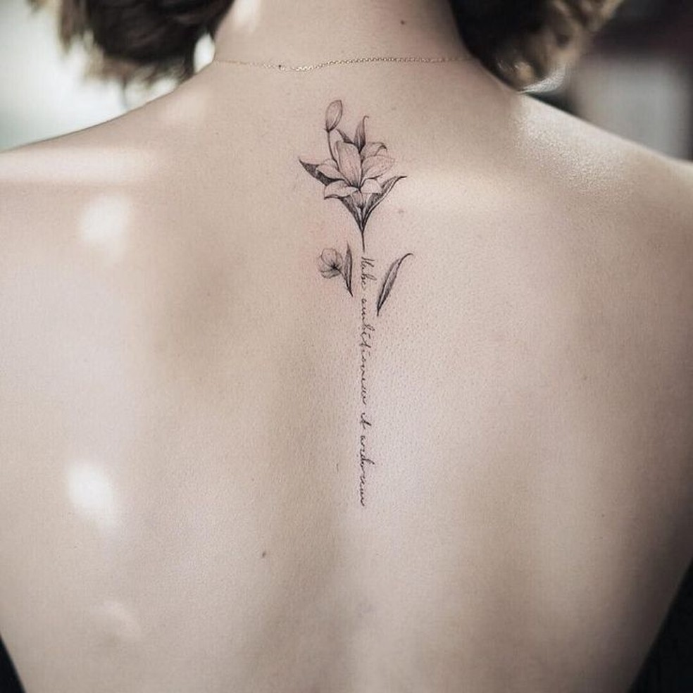 tatuagem feminina nas costas com flores