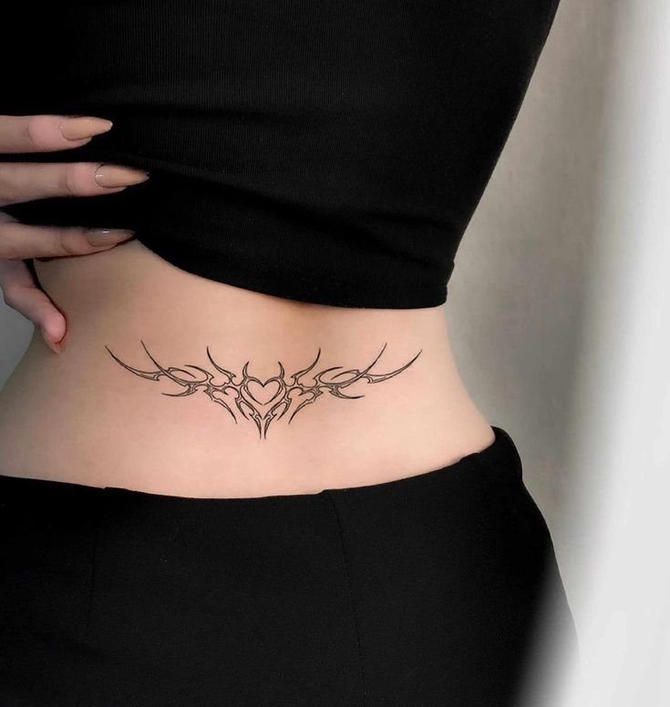 tatuagem feminina nas costas minimalista