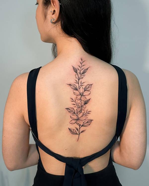 tatuagem feminina nas costas grande