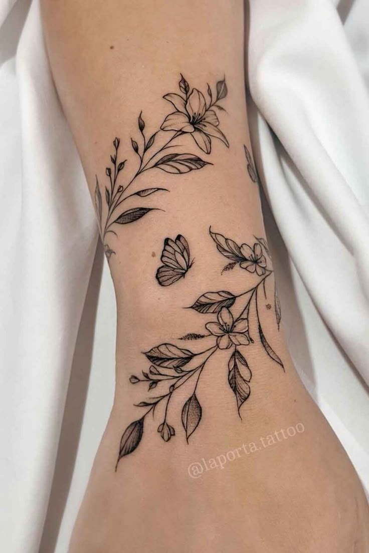 tatuagem floral feminina antebraço
