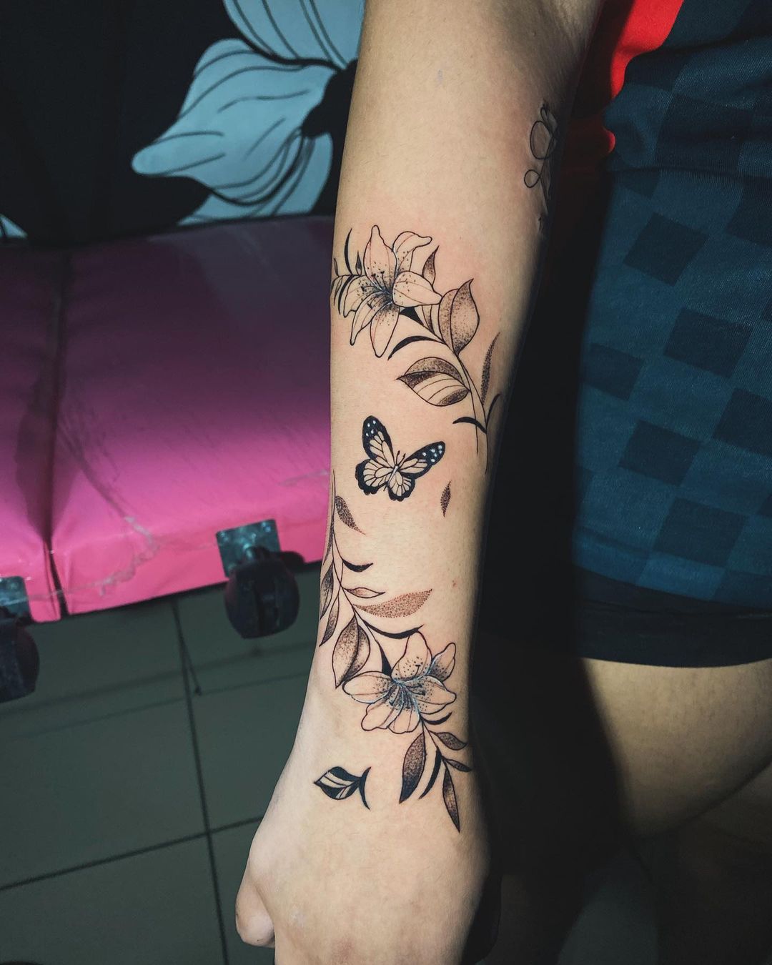 tatuagem floral feminina antebraço