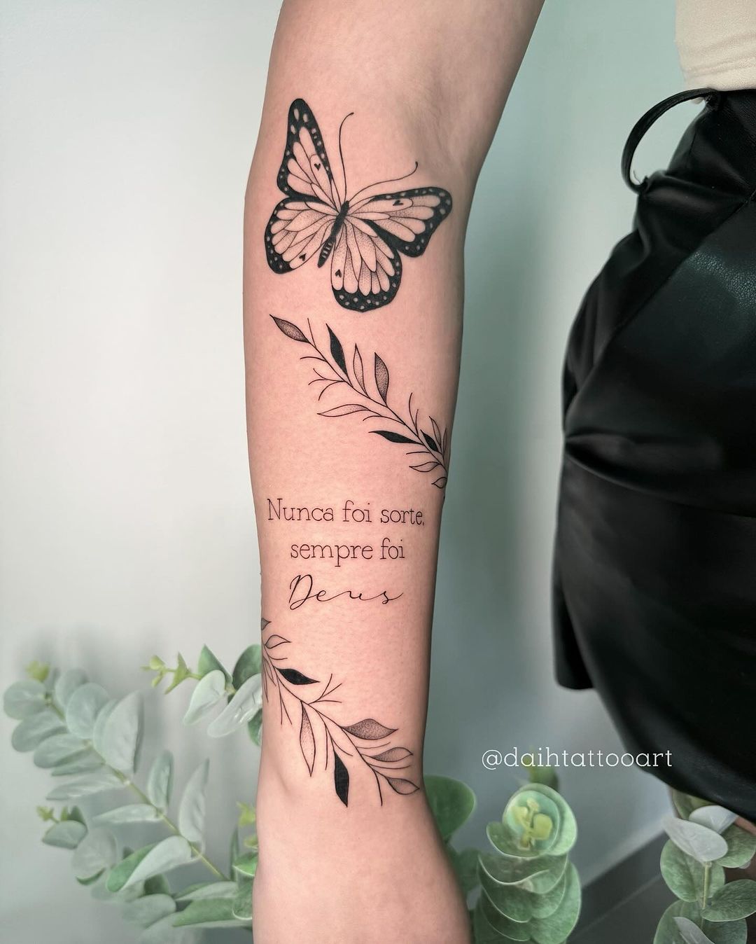 tatuagem minimalista feminina braço