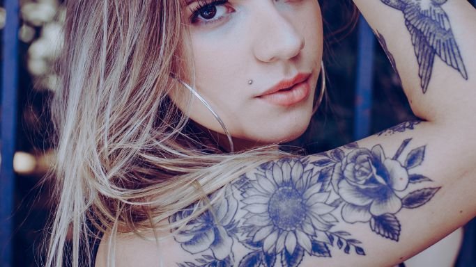 tatuagem feminina com mandalas braço