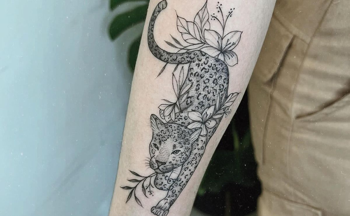 tatuagem feminina com leão braço