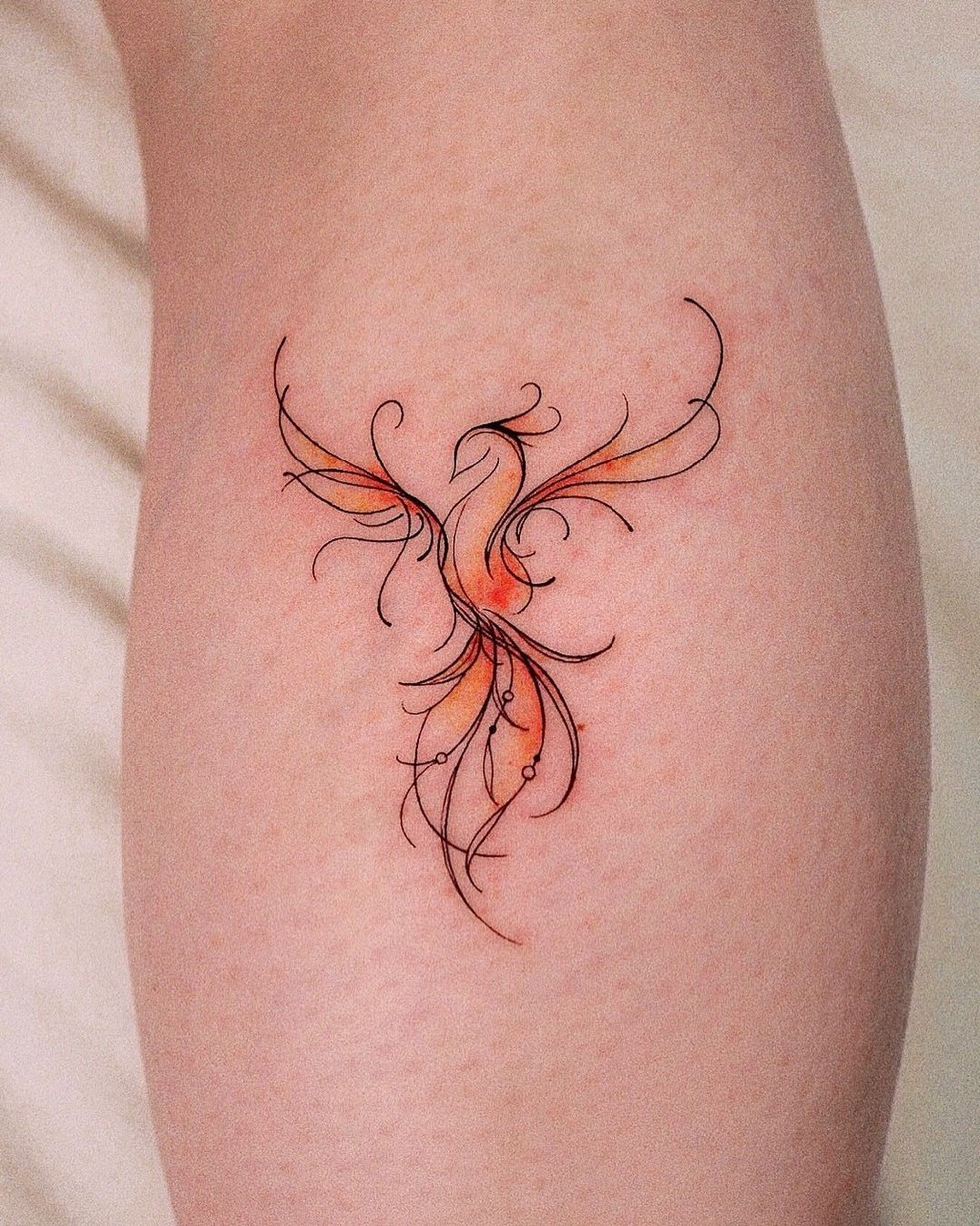 tatuagem fênix minimalista feminina