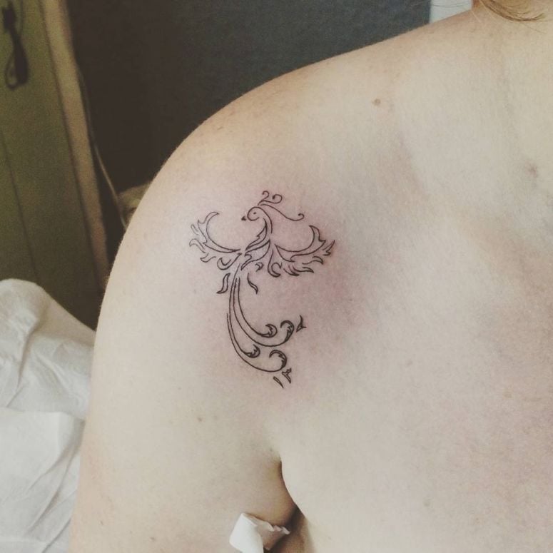 tatuagem fênix delicada feminina