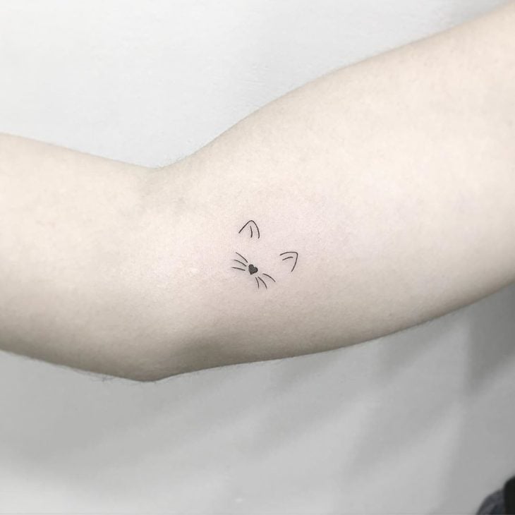 tatuagem gato com flores
