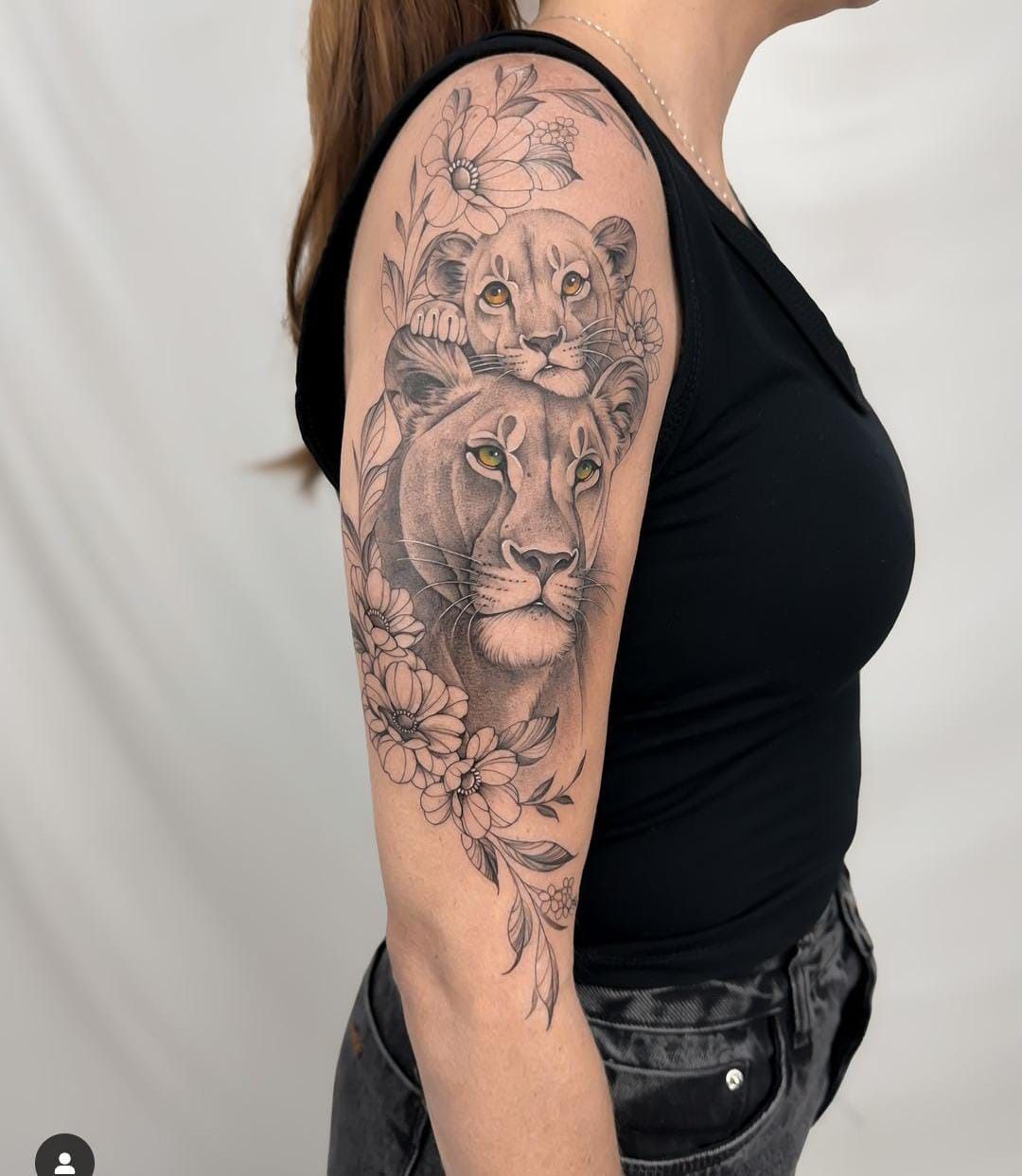 tatuagem leoa com filhotes