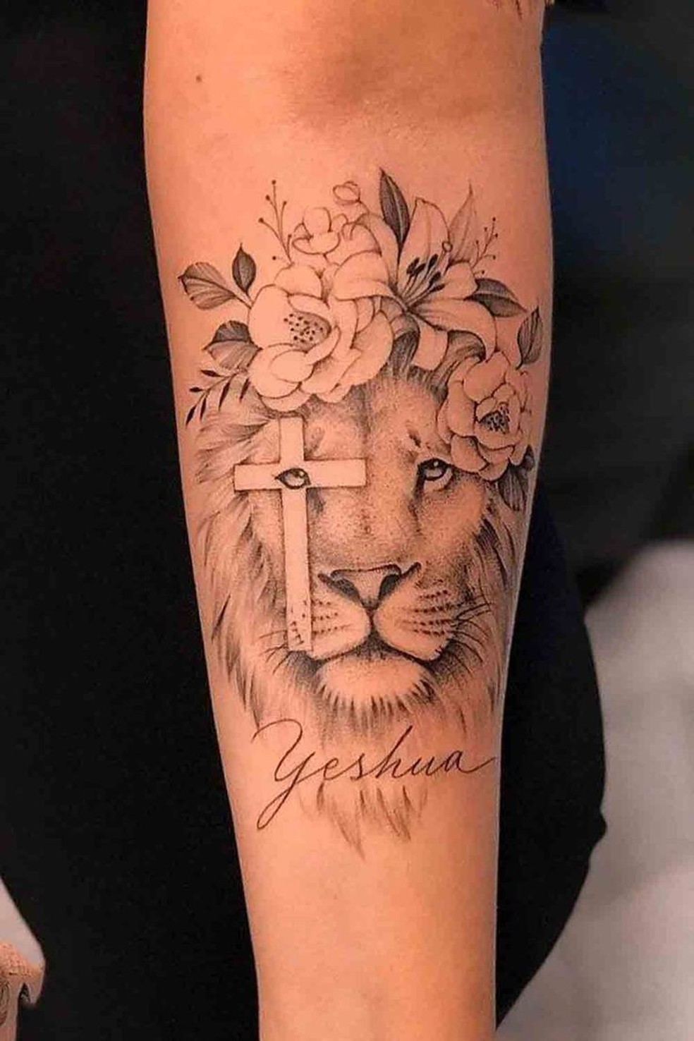 tatuagem leoa feminina delicada