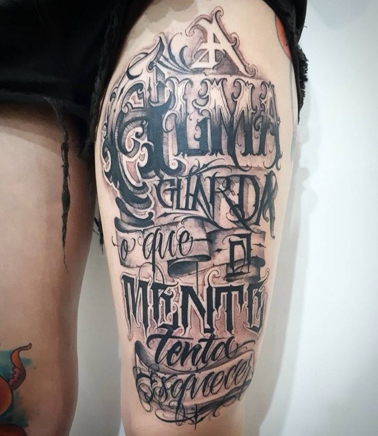 tatuagem minimalista lettering