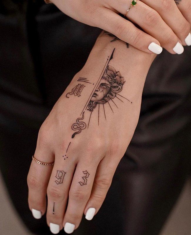 medusa tattoo nuca delicada