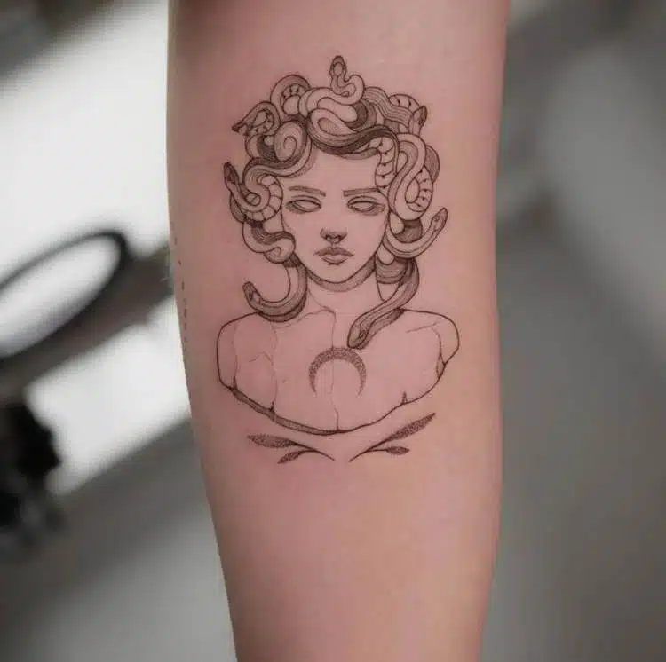tatuagem medusa antebraço fina