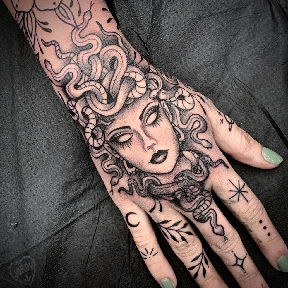 tatuagem de cobra delicada