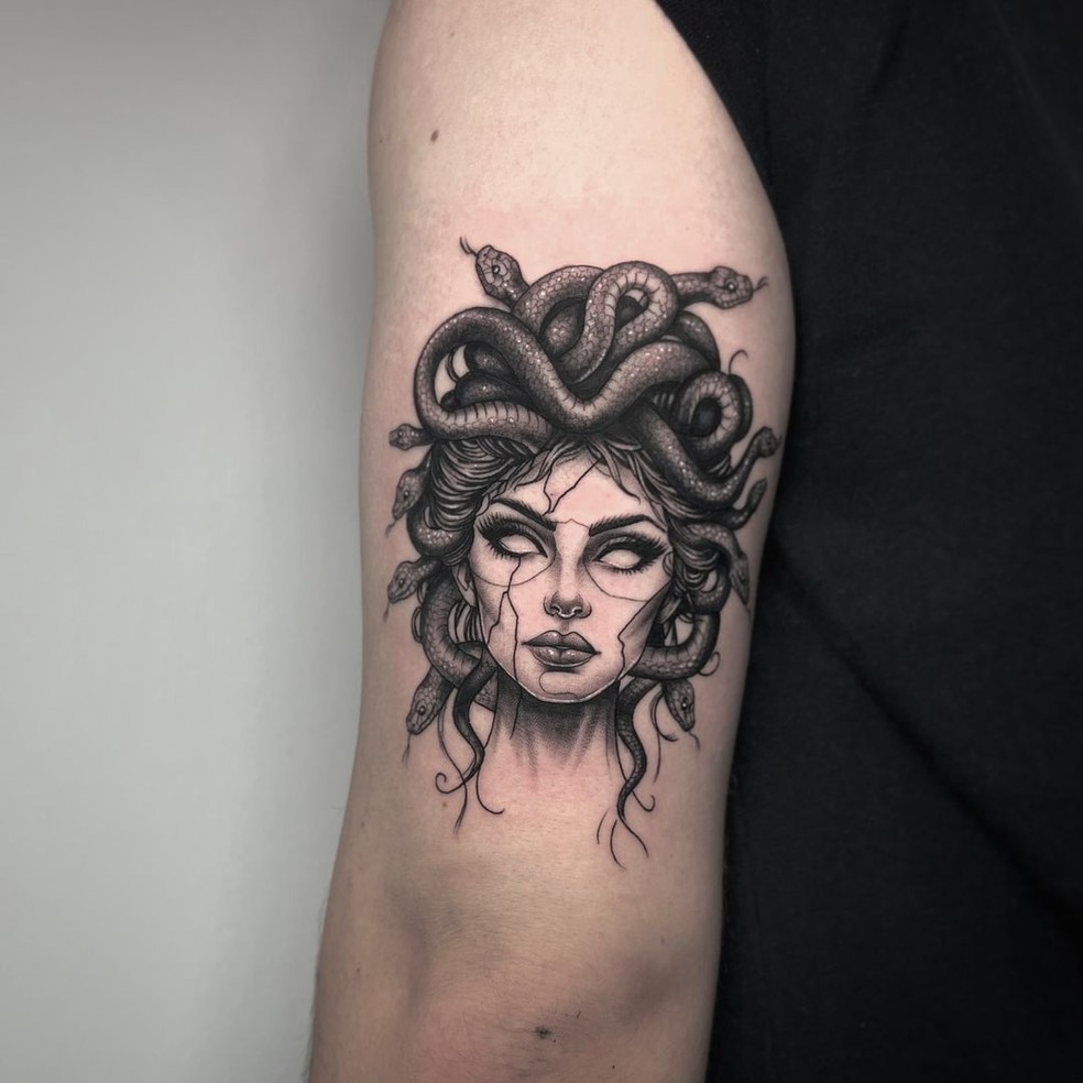 medusa tattoo nuca delicada