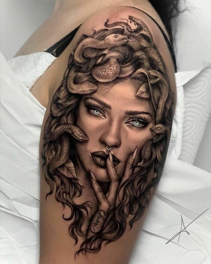 microrealismo medusa tattoo