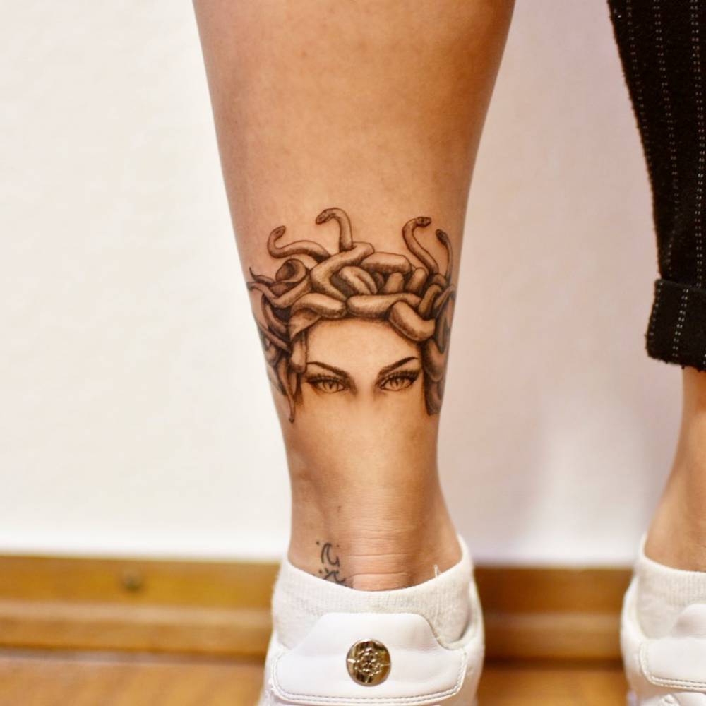 tatuagem medusa minimalista