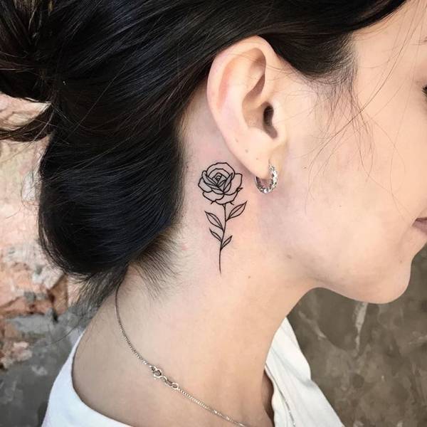 tatuagem de escrita no pescoço