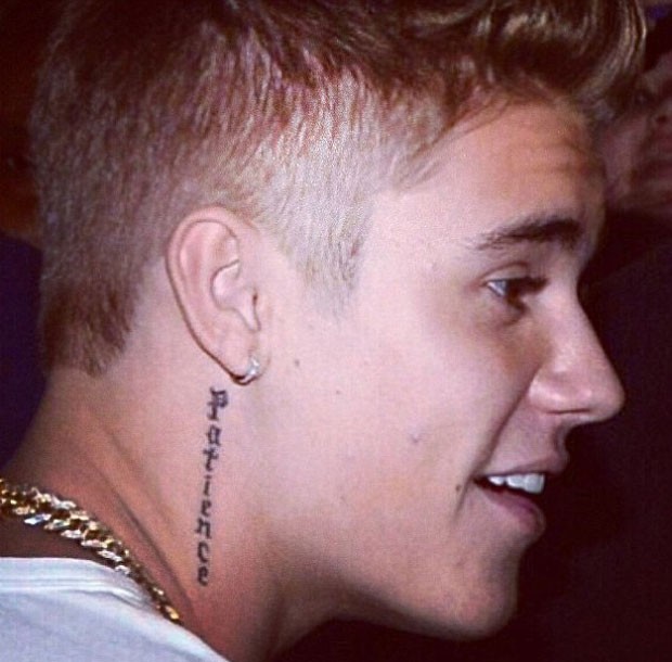 tatuagem de anjo no pescoço