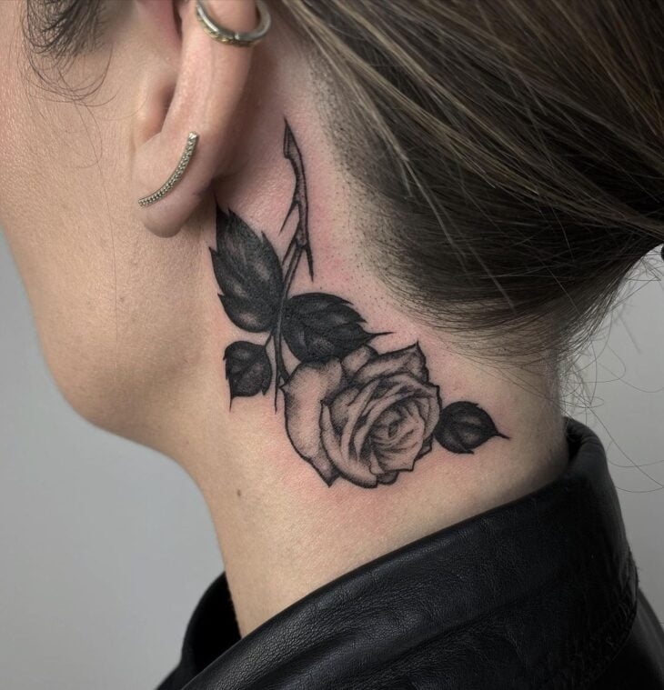 tatuagem de flor no pescoço