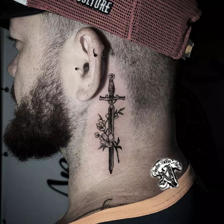 tatuagem de anjo no pescoço