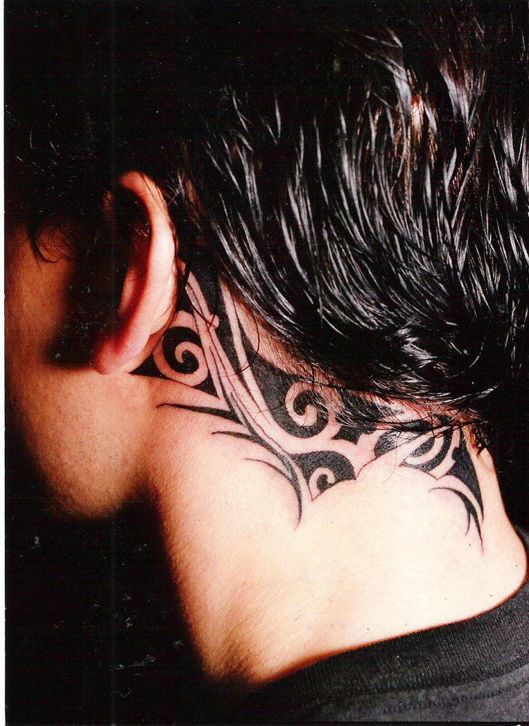 tatuagem blackwork pescoço