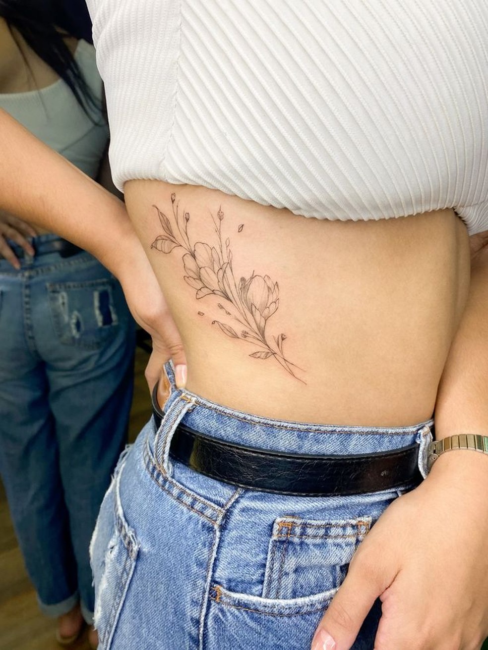 tatuagem delicada quadril