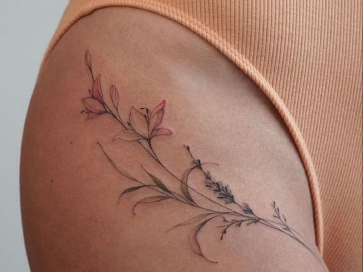 tatuagem fineline quadril