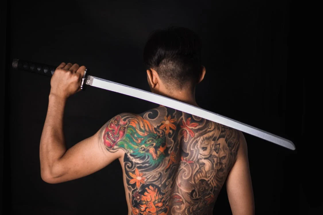 tatuagem oriental preto e cinza
