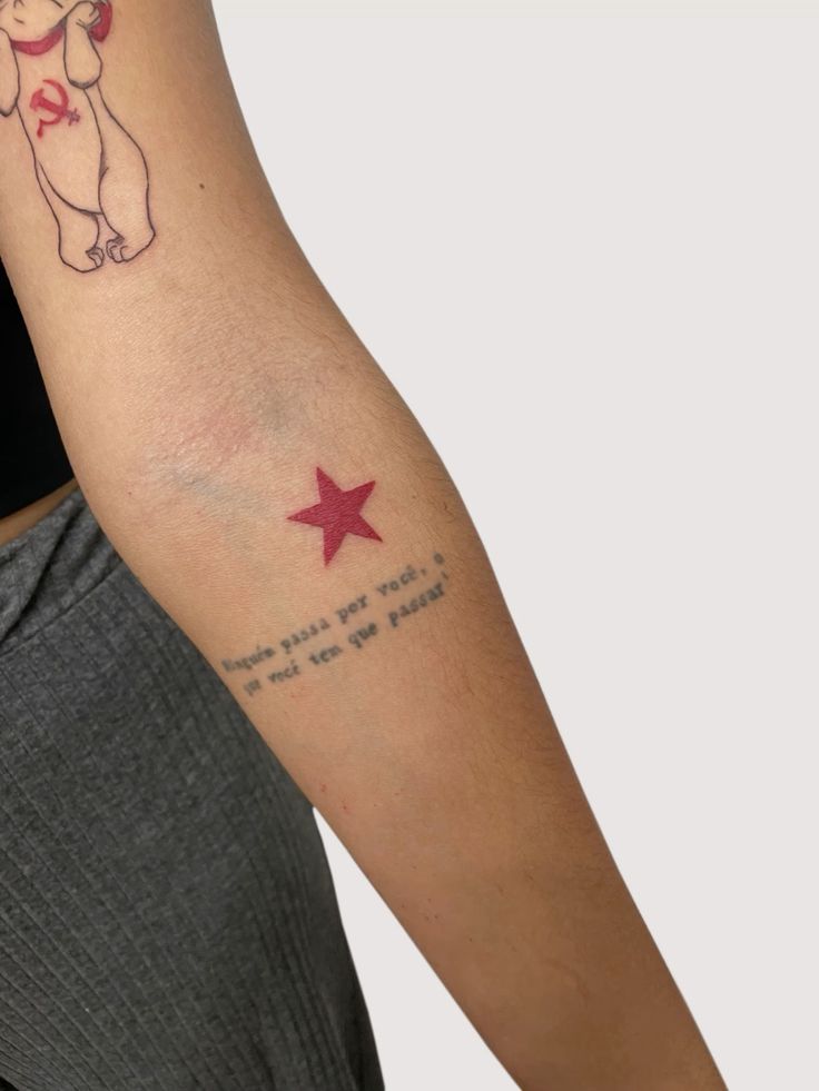 tatuagem vermelha com contorno preto