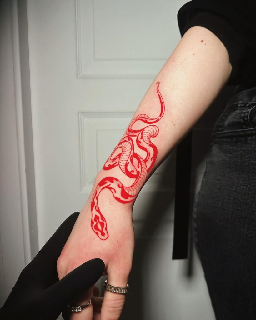 tinta vermelha para tatuagem desbota?