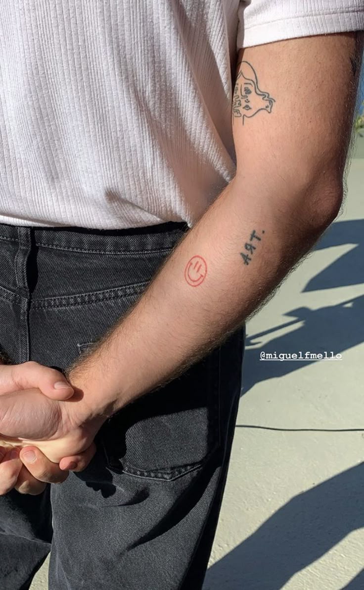tatuagem vermelha cicatrização