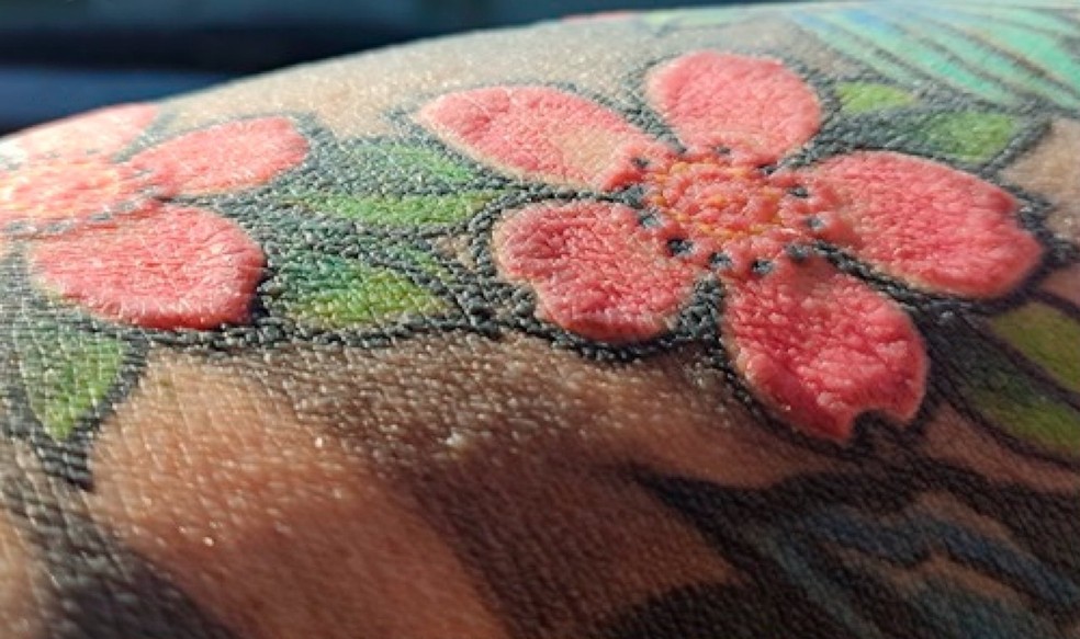 tatuagem vermelha fineline