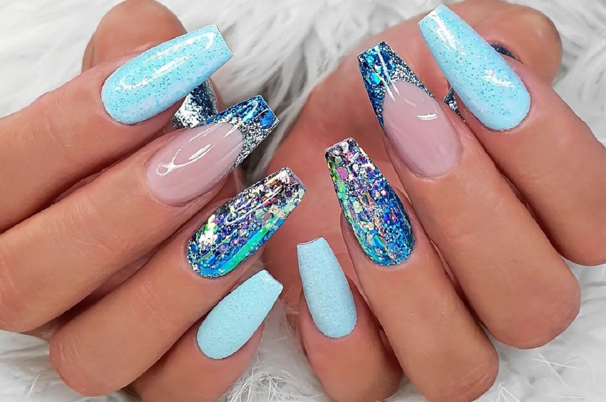 unhas azul bebê decoradas