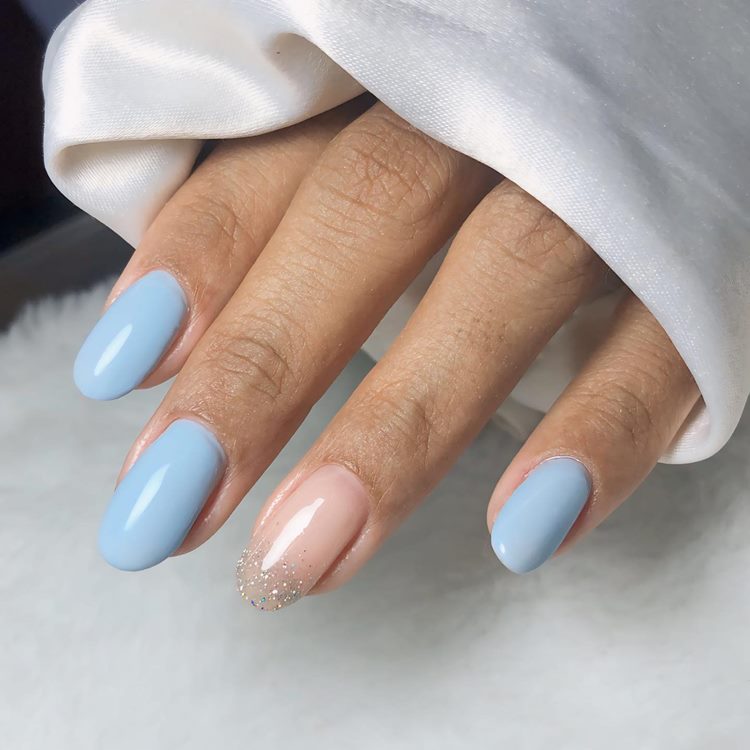 unhas marmorizadas azul claro