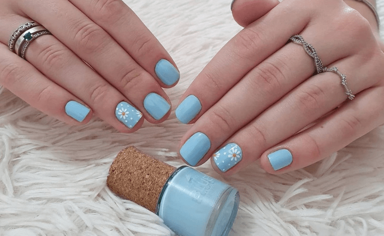unhas com flores azul claro
