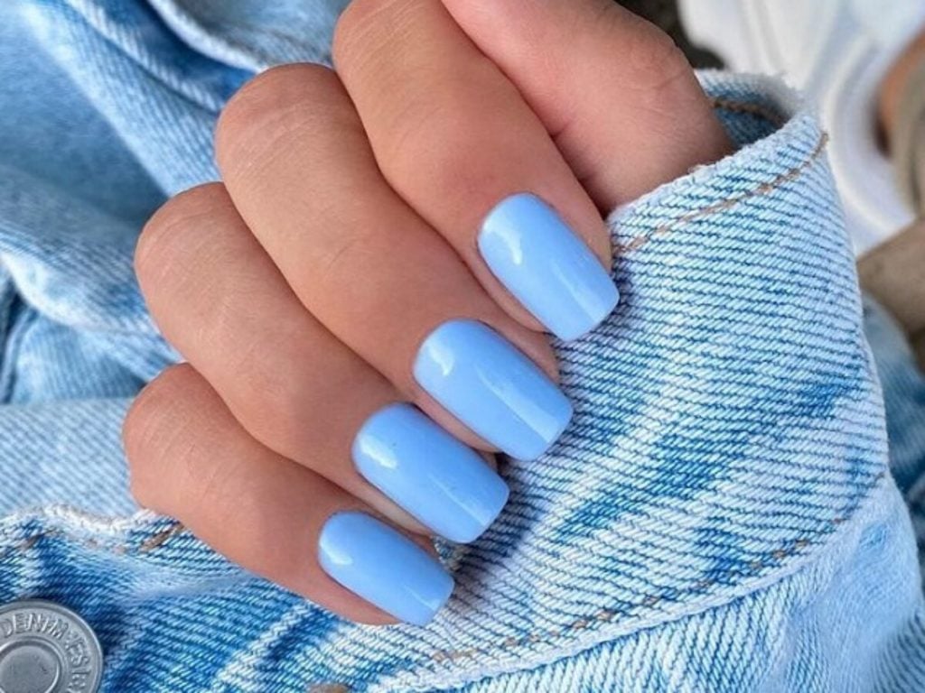 unhas delicadas azul claro