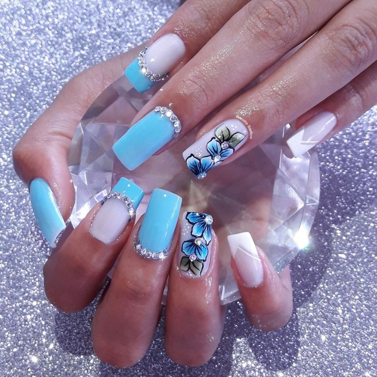 unhas marmorizadas azul claro