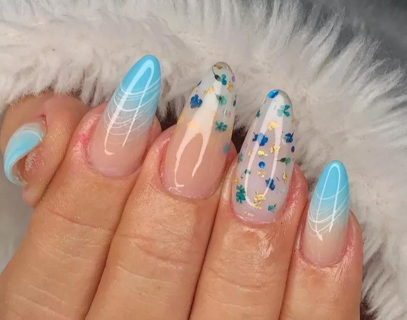 unhas com flores azul claro